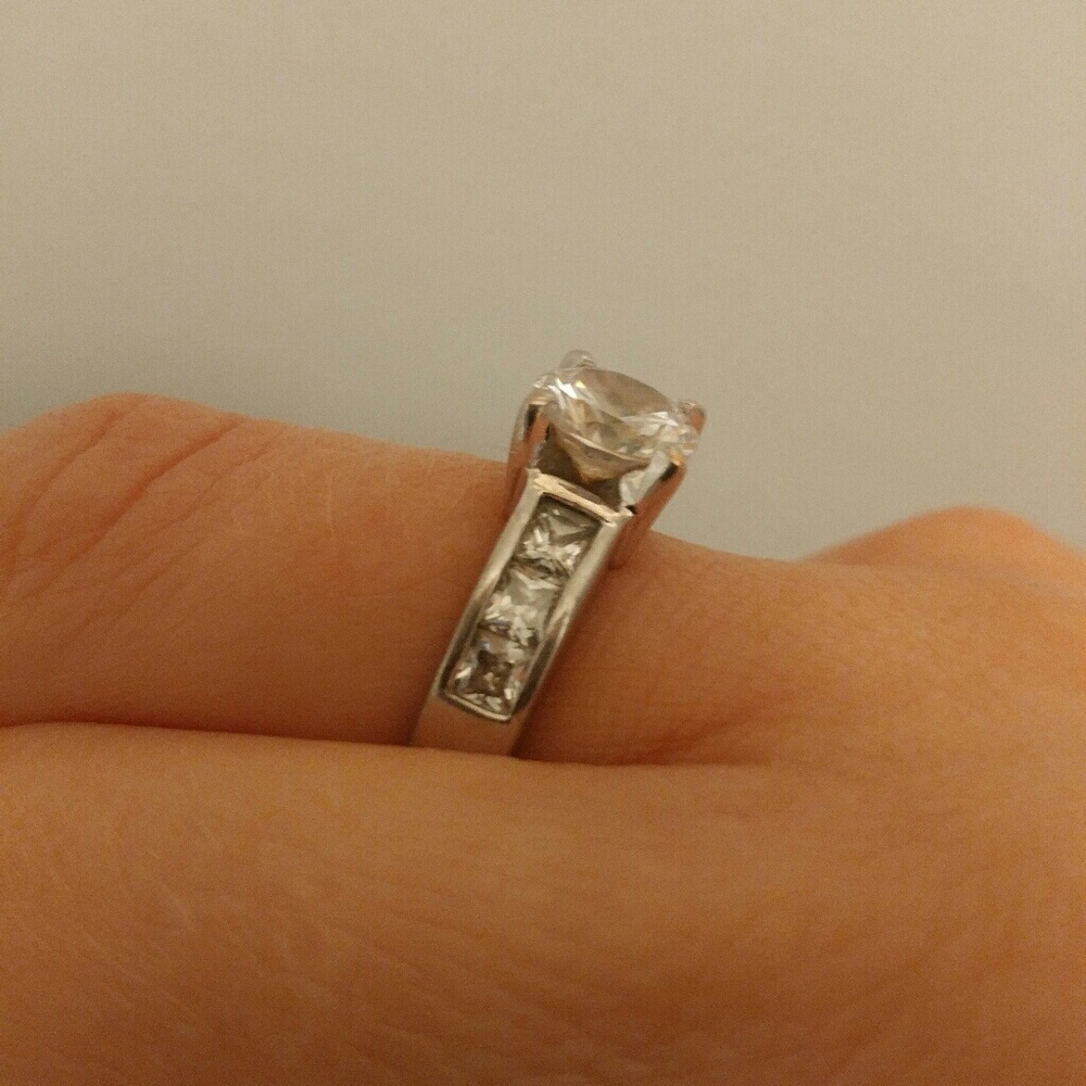 VINTAGE FAUX DIAMOND RING 💎 - Picture 3 of 8